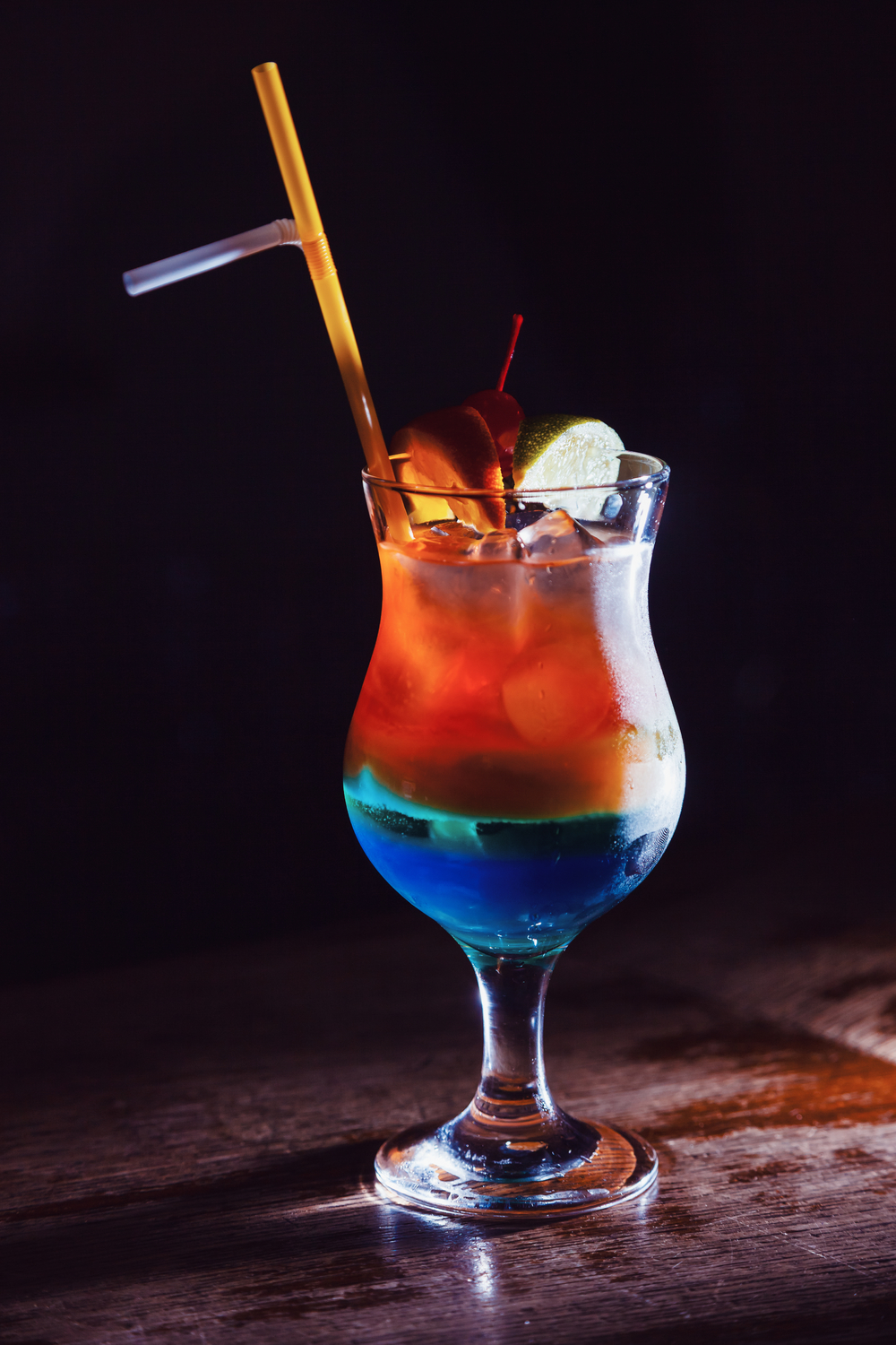酒吧雞尾酒中的點睛之筆 酒精飲料與櫻桃、酸橙片、檸檬的完美邂逅